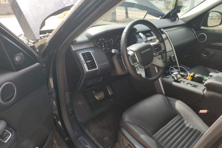 Used Land Rover Discovery 2023 Revised Version 360 PS R-Dynamic S Driver Seat