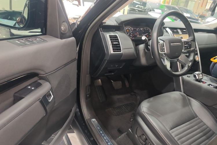 Used Land Rover Discovery 2023 Facelift 300PS S Driver Seat