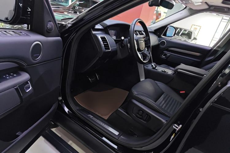 Used Land Rover Discovery 2023 Restyled 360 PS R-Dynamic SE Driver Seat