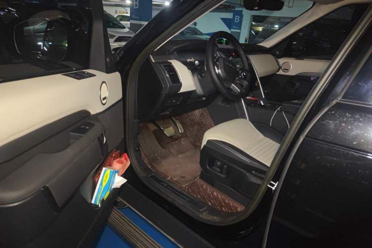 Used Land Rover Discovery 2023 Revised Version 360 PS R-Dynamic S Driver Seat