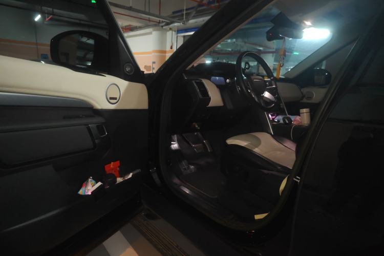 Used Land Rover Discovery 2023 Revised Version 360 PS R-Dynamic S Driver Seat