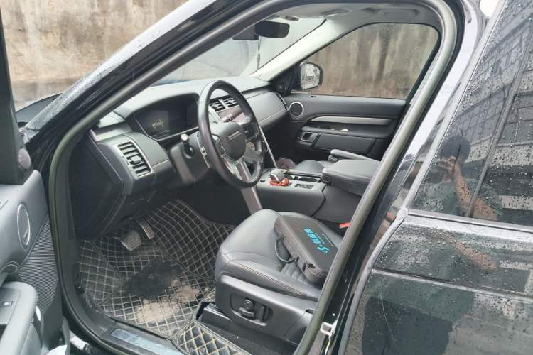 Used Land Rover Discovery 2023 Revised Version 360 PS R-Dynamic S Driver Seat