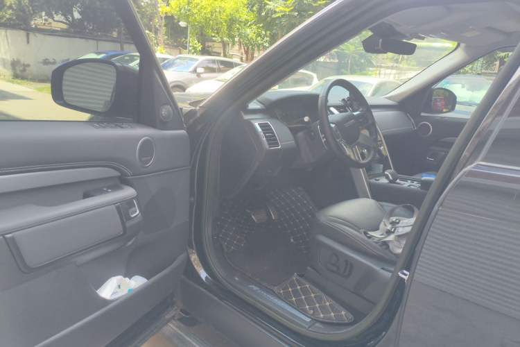 Used Land Rover Discovery 2023 Revised Version 360 PS R-Dynamic S Driver Seat