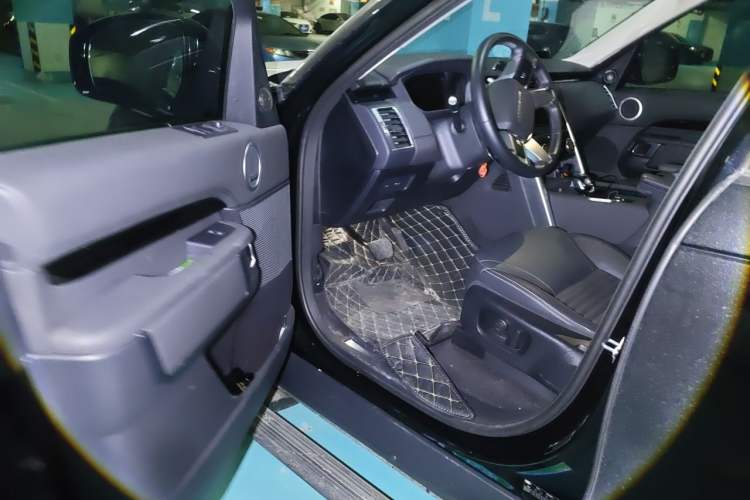 Used Land Rover Discovery 2023 360 PS R-Dynamic SE Driver Seat