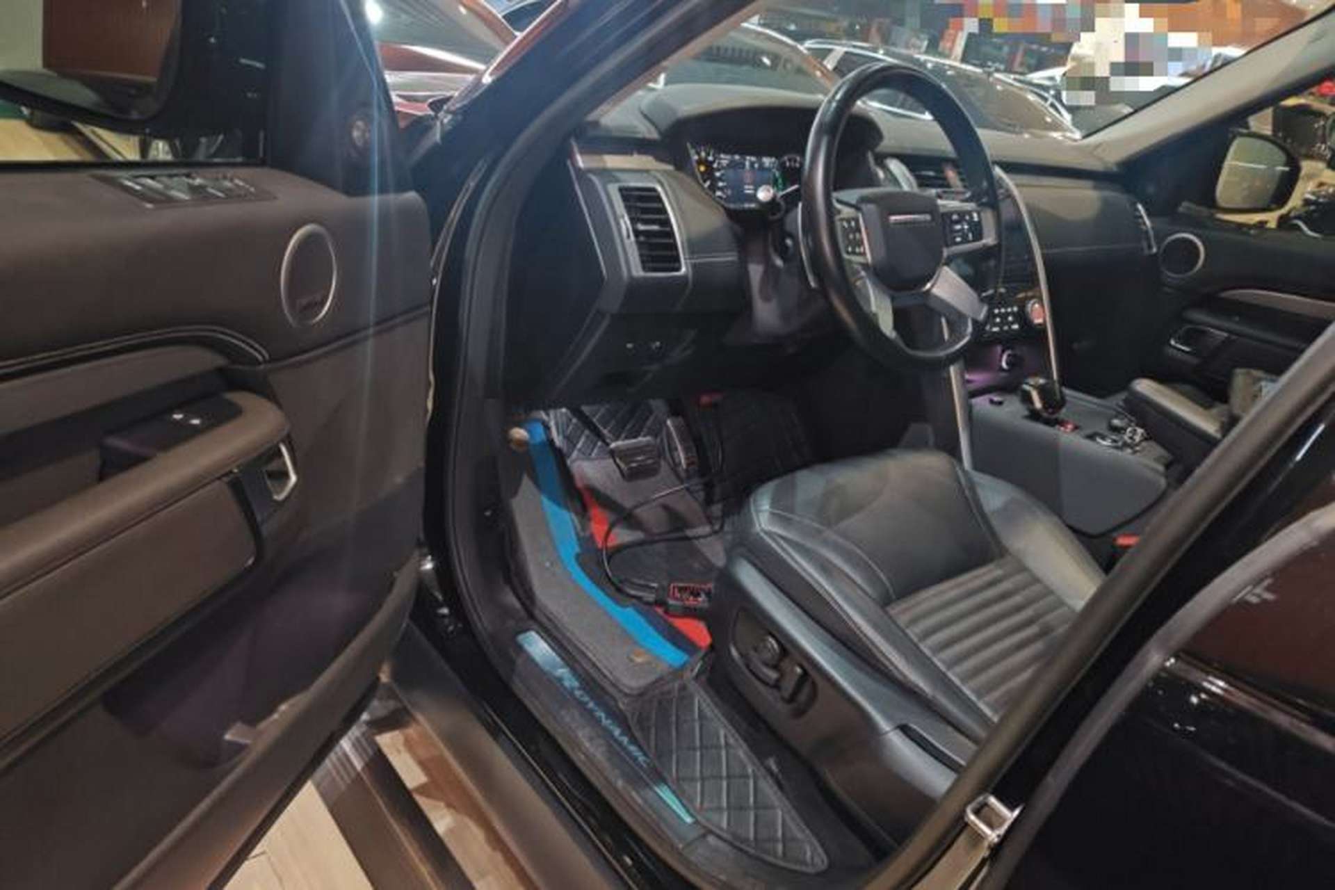 Used Land Rover Discovery 2023 360 PS R-Dynamic SE Driver Seat