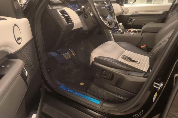 Used Land Rover Discovery 2023 360 PS R-Dynamic S Driver Seat