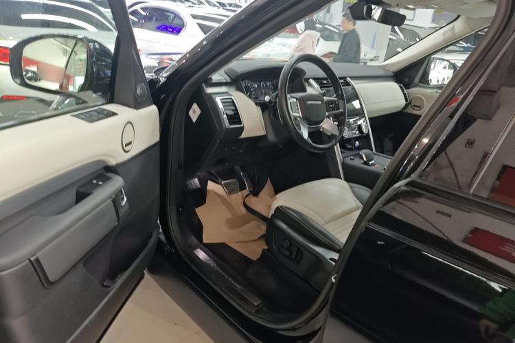 Used Land Rover Discovery 2023 Revised Version 360 PS R-Dynamic S Driver Seat
