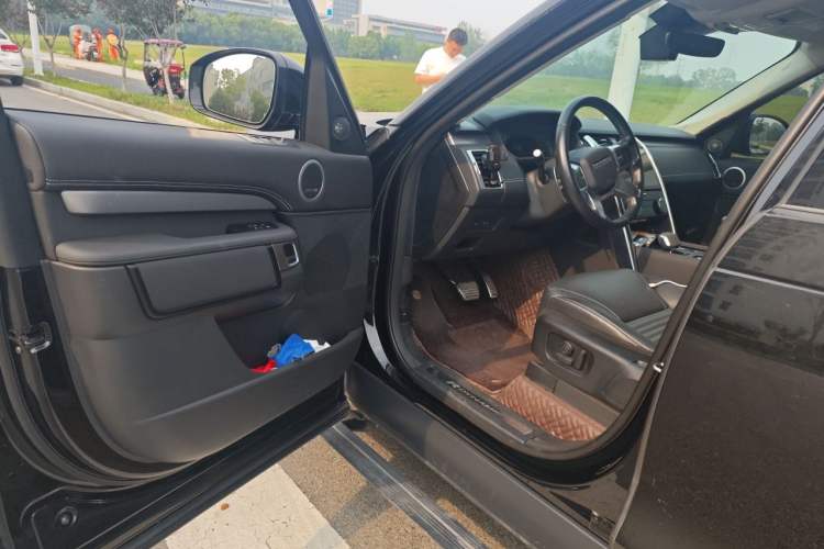 Used Land Rover Discovery 2023 360 PS R-Dynamic SE Driver Seat