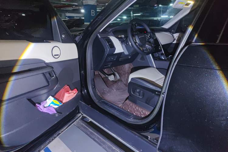 Used Land Rover Discovery 2023 Revised Version 360 PS R-Dynamic S Driver Seat