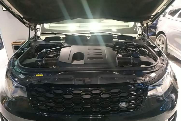 Used Land Rover Discovery 2023 Revised Version 360 PS R-Dynamic S Engine Bay