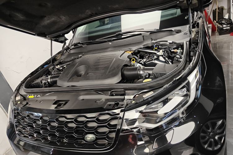 Used Land Rover Discovery 2023 360 PS R-Dynamic S Engine Bay