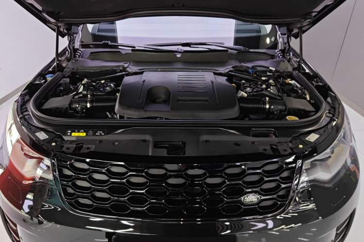Used Land Rover Discovery 2023 Restyled 360 PS R-Dynamic SE Engine Bay