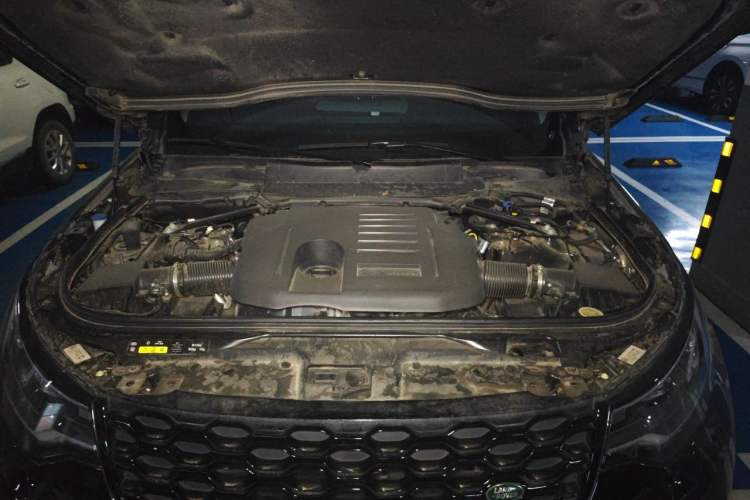 Used Land Rover Discovery 2023 Revised Version 360 PS R-Dynamic S Engine Bay