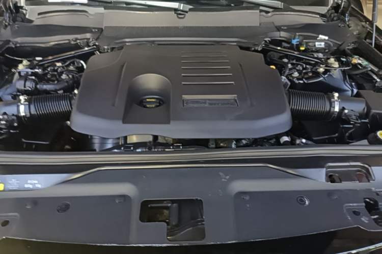 Used Land Rover Discovery 2023 Revised Version 360 PS R-Dynamic S Engine Bay