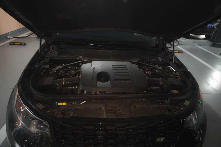 Used Land Rover Discovery 2023 Revised Version 360 PS R-Dynamic S Engine Bay