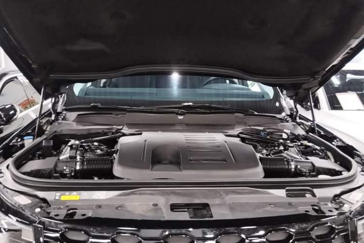 Used Land Rover Discovery 2023 Revised Version 360 PS R-Dynamic S Engine Bay