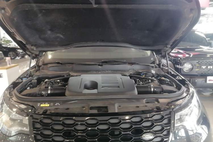 Used Land Rover Discovery 2023 360 PS R-Dynamic S Engine Bay