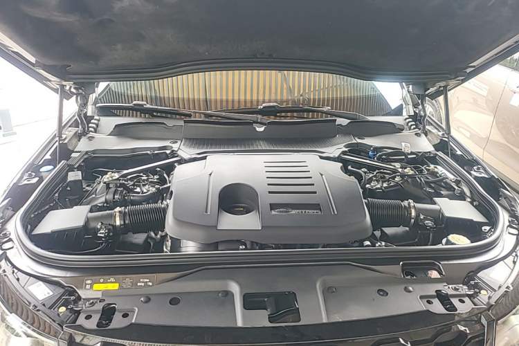 Used Land Rover Discovery 2023 Revised Version 360 PS R-Dynamic S Engine Bay