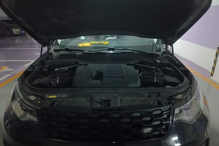 Used Land Rover Discovery 2023 360 PS R-Dynamic S Engine Bay