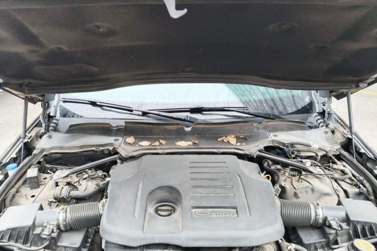 Used Land Rover Discovery 2023 Revised Version 360 PS R-Dynamic S Engine Bay