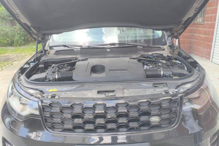 Used Land Rover Discovery 2023 Revised Version 360 PS R-Dynamic S Engine Bay