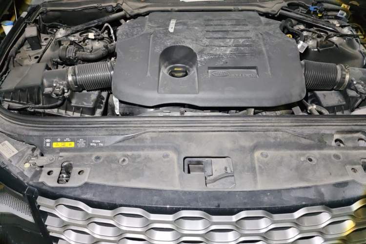 Used Land Rover Discovery 2023 360 PS R-Dynamic SE Engine Bay