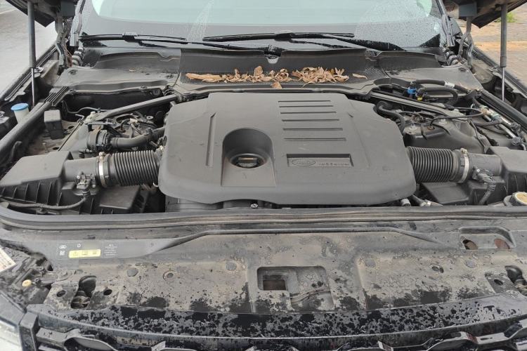 Used Land Rover Discovery 2023 360 PS R-Dynamic S Engine Bay