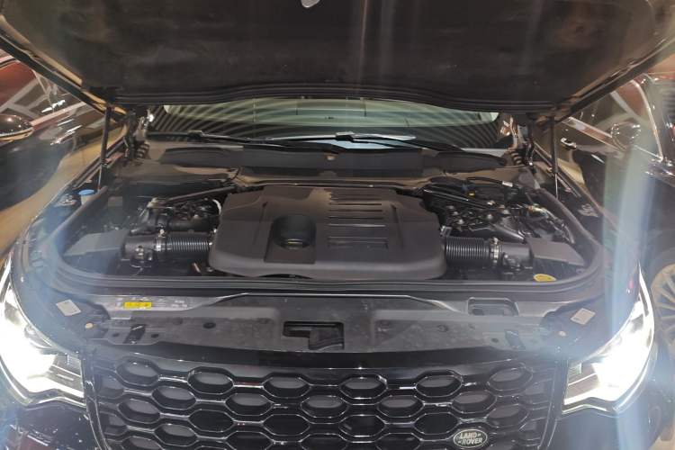 Used Land Rover Discovery 2023 360 PS R-Dynamic SE Engine Bay