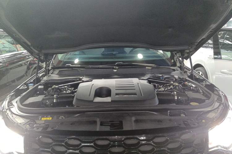Used Land Rover Discovery 2023 360 PS R-Dynamic S Engine Bay