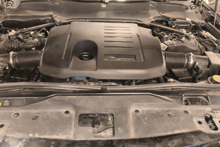 Used Land Rover Discovery 2023 360 PS R-Dynamic S Engine Bay