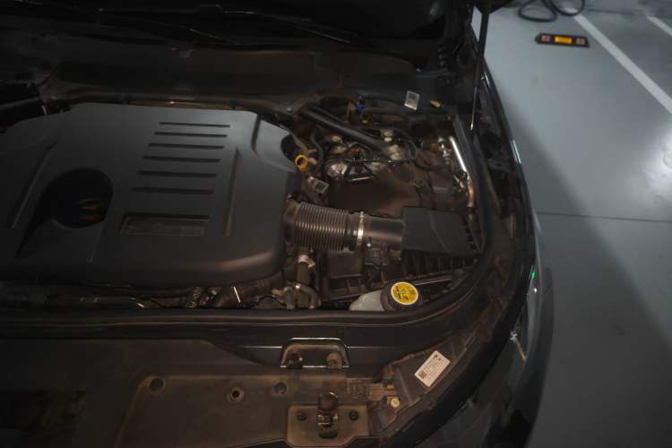 Used Land Rover Discovery 2023 Revised Version 360 PS R-Dynamic S Engine Bay Left