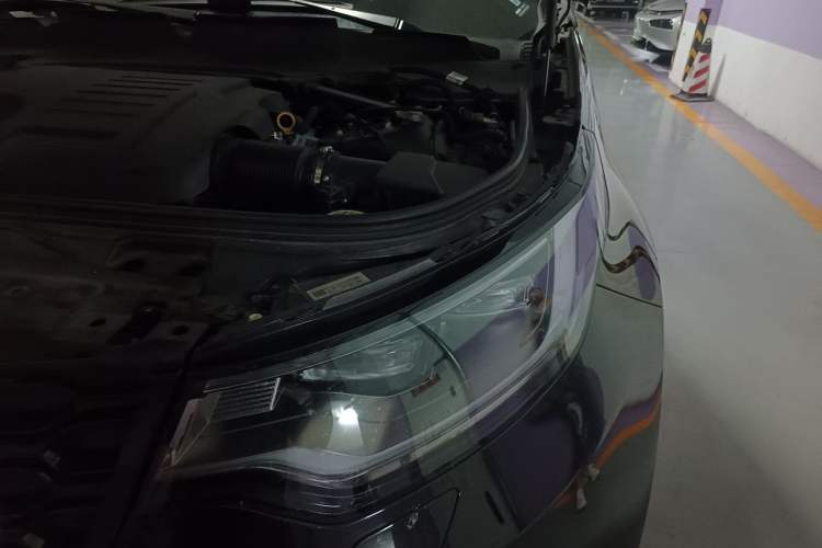 Used Land Rover Discovery 2023 360 PS R-Dynamic S Engine Bay Left