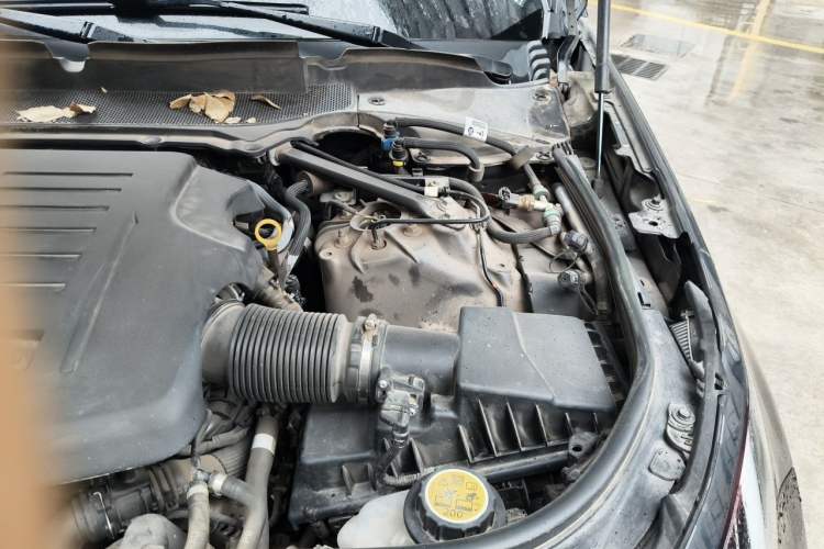 Used Land Rover Discovery 2023 Revised Version 360 PS R-Dynamic S Engine Bay Left