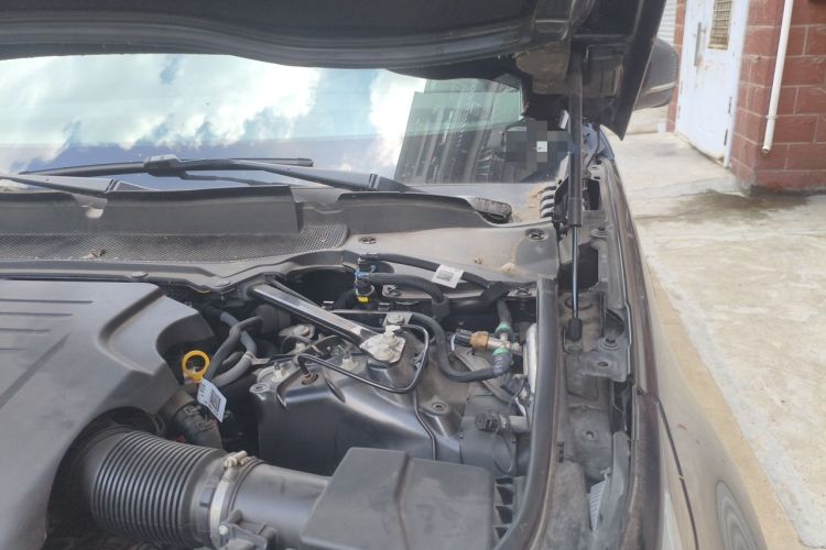 Used Land Rover Discovery 2023 Revised Version 360 PS R-Dynamic S Engine Bay Left