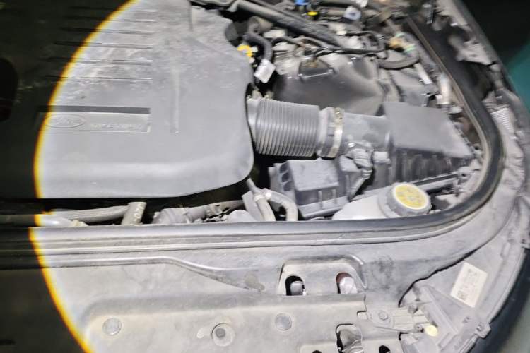 Used Land Rover Discovery 2023 360 PS R-Dynamic SE Engine Bay Left