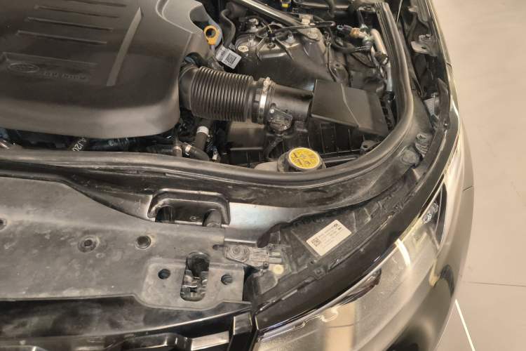 Used Land Rover Discovery 2023 360 PS R-Dynamic S Engine Bay Left