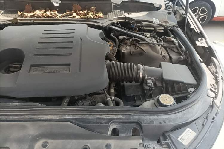 Used Land Rover Discovery 2023 Revised Version 360 PS R-Dynamic S Engine Bay Left