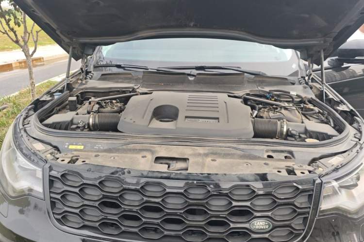 Used Land Rover Discovery 2023 360 PS R-Dynamic SE Engine Bay