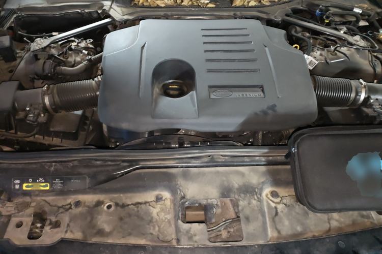 Used Land Rover Discovery 2023 360 PS R-Dynamic S Engine Bay
