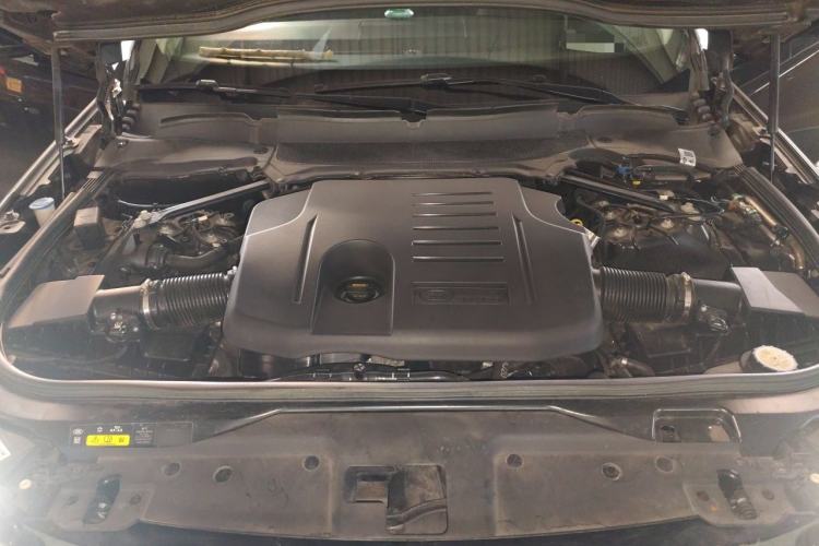 Used Land Rover Discovery 2023 360 PS R-Dynamic S Engine Bay