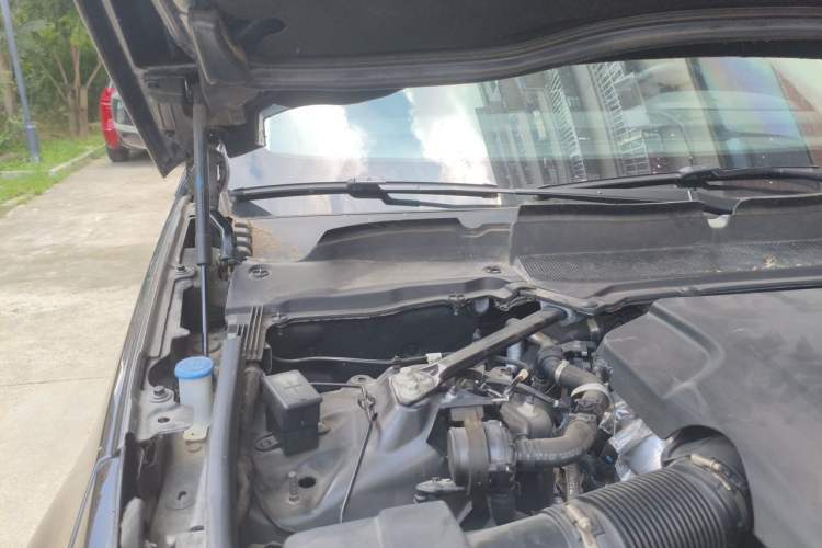 Used Land Rover Discovery 2023 Revised Version 360 PS R-Dynamic S Engine Bay Right