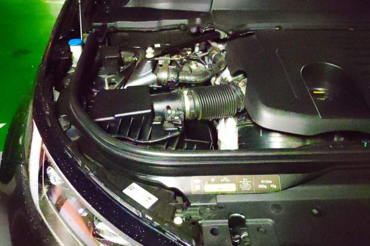 Used Land Rover Discovery 2023 Revised Version 360 PS R-Dynamic S Engine Bay Right