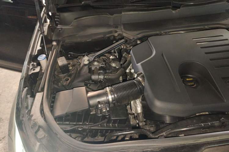 Used Land Rover Discovery 2023 360 PS R-Dynamic S Engine Bay Right