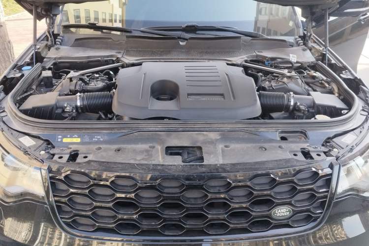 Used Land Rover Discovery 2023 Revised Version 360 PS R-Dynamic S Engine Bay