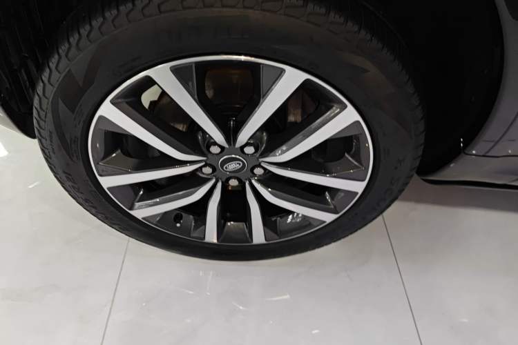 Used Land Rover Discovery 2023 Restyled 360 PS R-Dynamic SE Exterior 4