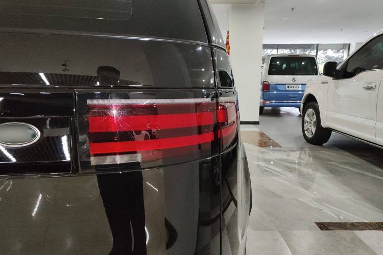 Used Land Rover Discovery 2023 Facelift 300PS S Exterior 6