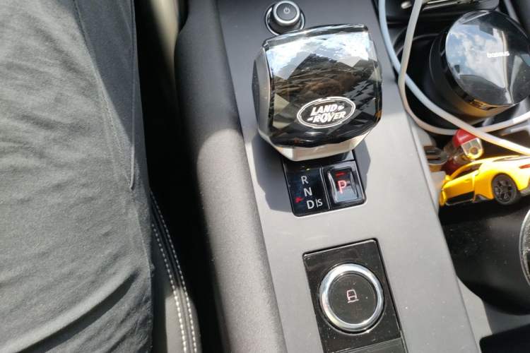Used Land Rover Discovery 2023 Revised Version 360 PS R-Dynamic S Gear Lever