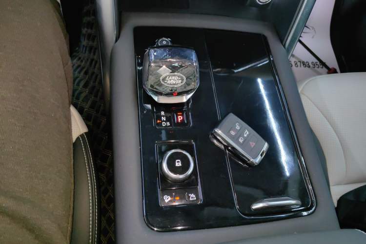 Used Land Rover Discovery 2023 360 PS R-Dynamic S Gear Lever