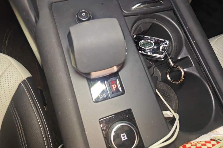 Used Land Rover Discovery 2023 Revised Version 360 PS R-Dynamic S Gear Lever