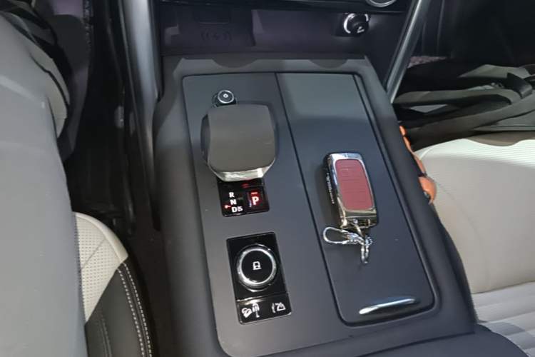 Used Land Rover Discovery 2023 Revised Version 360 PS R-Dynamic S Gear Lever